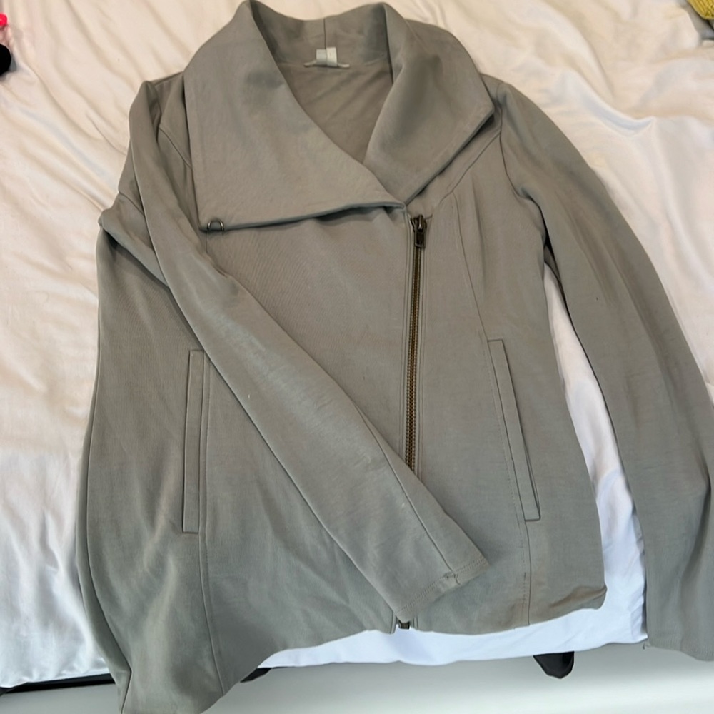 Soft fabric super confortable and light for mid season